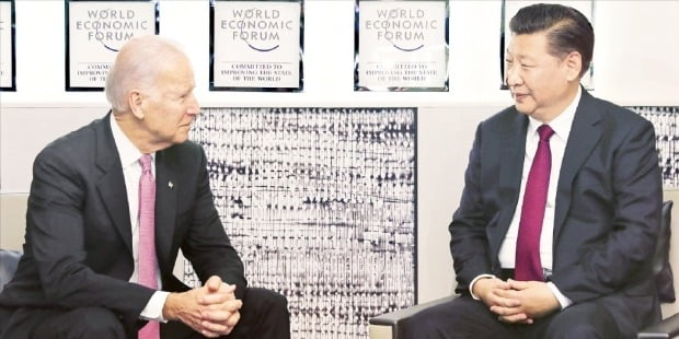 조 바이든 미국 민주당 대선 후보(왼쪽)가 부통령 시절이던 2017년 1월 스위스 세계경제포럼(WEF)에서 시진핑 중국 국가주석과 만나 무역 현안에 대해 논의하고 있다.  /신화연합뉴스 