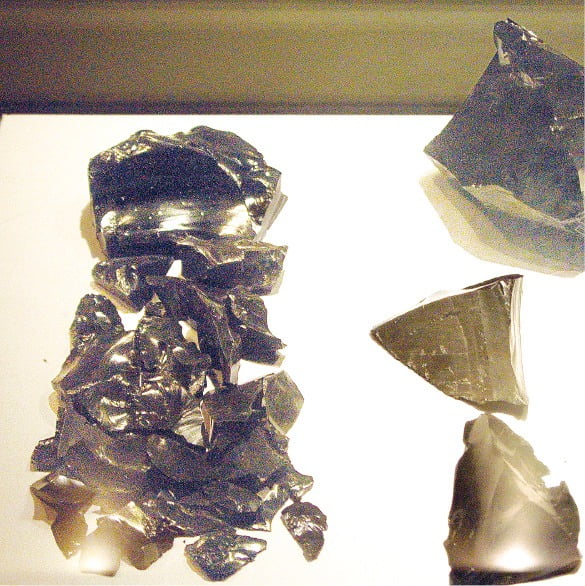 강원 양양 오산리에서 출토된 흑요석. 백두산 지역에서 유입된 것으로 추정된다.
 