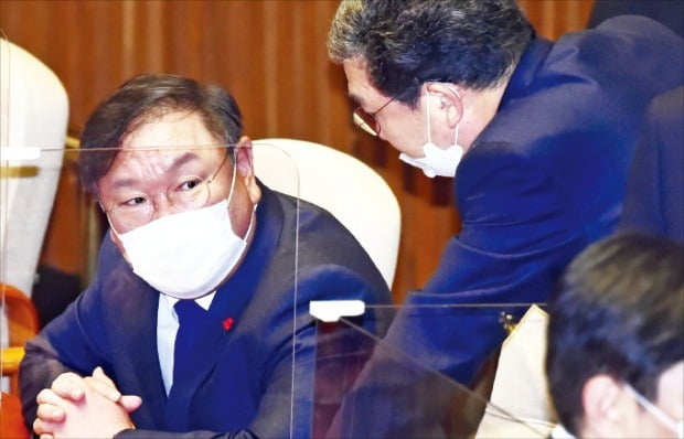 < 심각한 김태년 與 원내대표 > 김태년 더불어민주당 원내대표(왼쪽)가 2일 국회 본회의장에서 동료 의원과 이야기하고 있다. 뉴스1