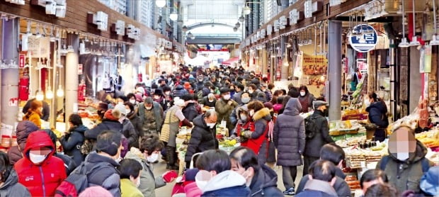 [포토] 설맞이 할인 판매…모처럼 활기 찾은 전통시장 