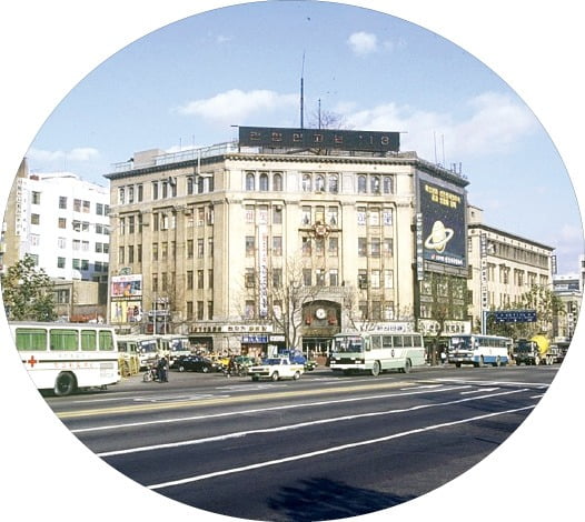 국내 처음으로 1931년 서울 종로에서 개장한 화신백화점. 1987년 철거된 뒤 현재 이 자리에는 종로타워가 들어서 있다.  한경DB 