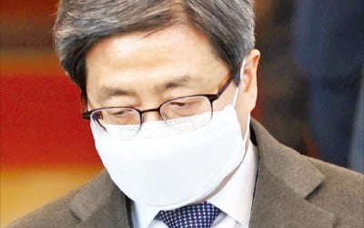 [포토] '거짓 해명' 김명수 대법원장 무거운 퇴근길
