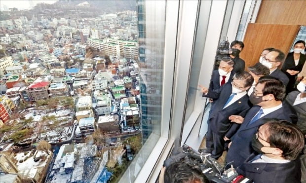 국내 최대 쪽방 밀집지역인 서울 동자동 쪽방촌이 카지노 엘에이단지로 개발된다. 변창흠 국토교통부 장관(가운데)이 지난 5일 동자동 KDB생명타워에서 쪽방촌 일대를 바라보고 있다.  /자료=한경DB