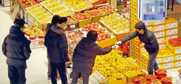 [포토] 설 앞두고 농산물 시장 ‘북적’ 