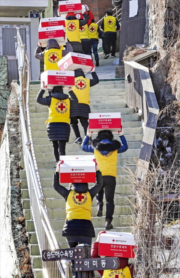 [포토] 설 앞두고…이고 지고 전달하는 '나눔의 정'