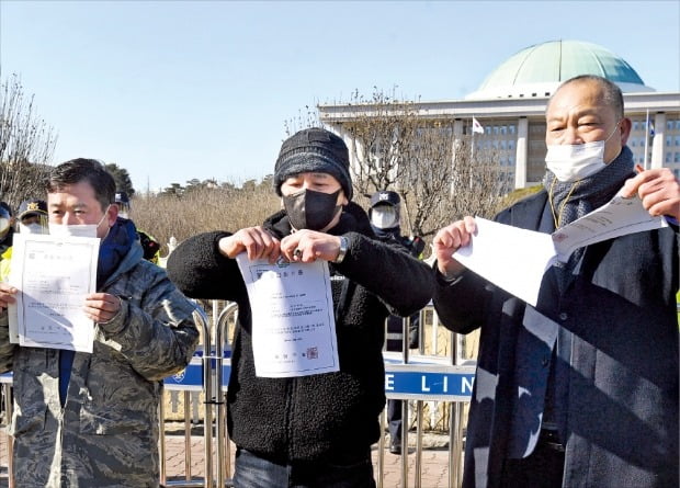 [포토] “9시 제한 풀어라”…영업허가증 찢는 자영업자들 