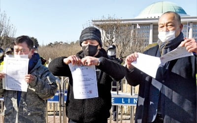 [포토] “9시 제한 풀어라”…영업허가증 찢는 자영업자들