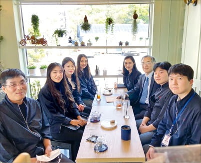 송호근 회장(오른쪽 세 번째)과 직원들이 작년 1월 사내 카페에서 간담회를 하고 있다. 