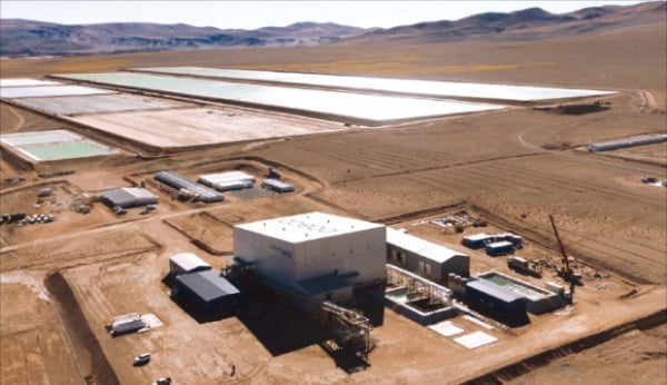 포스코가 아르헨티나에 건설 중인 리튬 생산 공장과 리튬 염수저장시설.  포스코 제공 