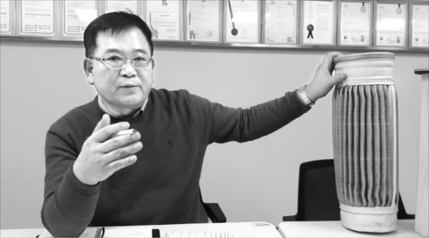 김종문 이피아이티 사장이 인천 부평구 본사에서 여과집진기용 주름 필터의 효과에 대해 설명하고 있다.  안대규 기자 