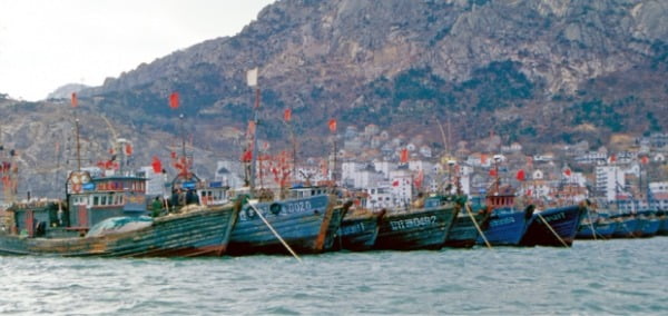 장보고가 세운 법화원이 있는 중국 산둥성의 척산과 석도만. 원조선과 제나라 간의 무역항이었다. 