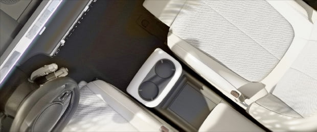 현대자동차가 15일 공개한 ‘아이오닉 5’의 내부 이미지. 운전석과 동승석 사이의 콘솔이 앞뒤로 움직여 공간을 자유롭게 활용할 수 있다.  현대자동차  제공 