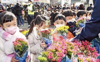 [포토] “화훼농가 돕자” 꽃화분 6000개 나눠준 부산농협 