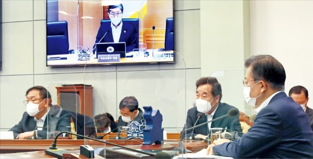 문재인 대통령이 16일 청와대에서 열린 ‘국토교통부 2021년 업무보고’에서 변창흠 장관으로부터 화상 보고를 받고 있다.   허문찬  기자 sweat@hankyung.com 