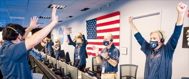 < 환호하는 NASA > 미 항공우주국(NASA)의 퍼시비어런스 팀원들이 18일(현지시간) NASA의 제트추진연구소 관제센터에서 퍼시비어런스의 착륙 소식을 듣고 환호하고 있다. /로이터연합뉴스