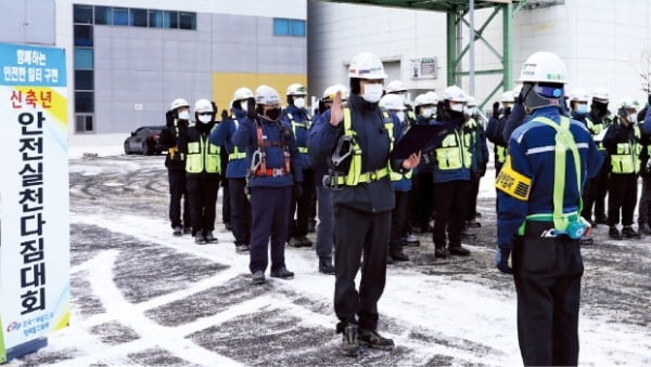 한국서부발전 임직원들이 지난달 충남 태안 본사에서 열린 ‘2021년 안전실천다짐대회’에서 안전한 일터 구현을 위한 선서를 하고 있다. 
 한국서부발전 제공 