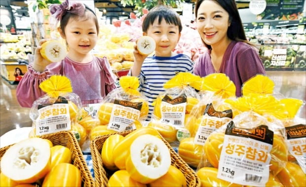 [포토] “봄 참외 드세요”