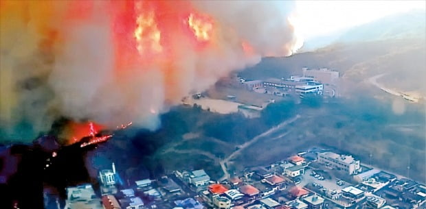 [포토] 주말 곳곳 산불…안동 주택가 코앞까지 번져 