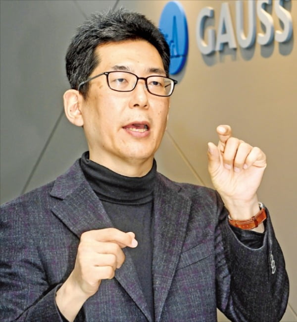 김영한 가우스랩스 대표는 “인공지능(AI)을 무작정 도입할 것이 아니라 현재 직면한 문제점을 파악하고 이와 관련한 데이터를 모으는 것이 출발점”이라고 말했다.  허문찬 기자 sweat@hankyung.com 