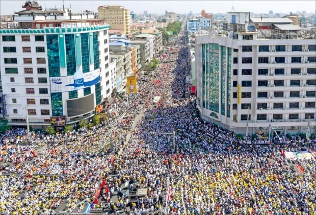 < 수백만명 거리로…분노한 ‘미얀마 民心’ > 지난 1일 미얀마 군부 쿠데타가 일어난 뒤 4주째로 접어든 22일, 미얀마 전역에서 수백만 명이 쿠데타 반대 시위에 참가했다. 20일 미얀마 최대도시 양곤 등에서 경찰이 쏜 총에 시위 참가자 두 명이 사망한 뒤 시위 규모는 더 커지고 있다. 이날 미얀마 제2의 도시 만달레이에서 시민들이 쿠데타 반대 시위를 하고 있다. AFP연합뉴스