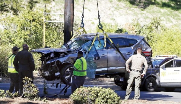 LA 경찰이 23일(현지시간) 사고 차량을 크레인으로 들어올리고 있다. EPA연합뉴스 