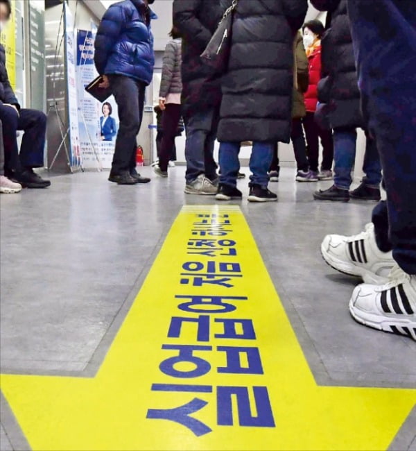 정부 보조금이 늘면서 부정수급 사례도 급증하고 있다. 보조금 부정수급 건수는 지난해 처음으로 600건을 넘어섰다. 이달 8일 서울서부고용복지센터에 실업급여를 신청하려는 사람들이 모여 있다. 한경DB 