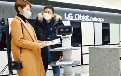 [포토] 베스트샵 방문객 맞는 LG '클로이 로봇'