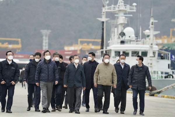 문재인 대통령이 25일 부산에서 열린 ‘동남권 메가시티 구축 전략 보고’에 참석, 어업지도선을 타고 가덕도 공항 예정지를 시찰한 뒤 해양대학교 실습선으로 이동하고 있다. 2021.02.25. 청와대사진기자단 이종근 기자                                 