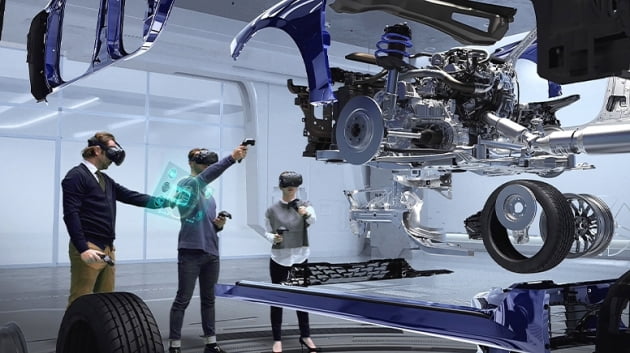 (사진) 현대자동차 직원들이 가상현실(VR) 기기를 쓰고 제품 설계와 디자인을 검토하고 있다. /현대차 제공