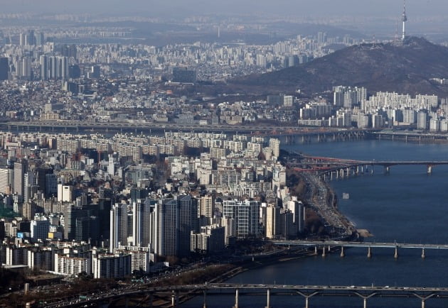 서울 송파구 롯데월드타워 전망대 서울스카이에서 바라본 한강변 아파트 단지 모습. /연합뉴스