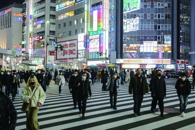 일본 도쿄 거리를 오가는 일본 시민들. 연합뉴스