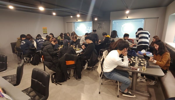 &quot;인간적인 소통이 보드게임의 진짜 매력&quot;…이주형 보드게임 카페 &#39;탁상공론&#39; 창업자
