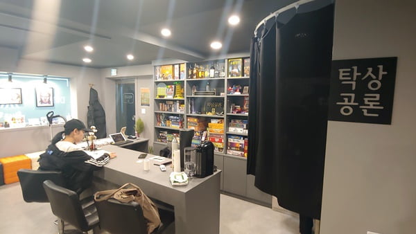 &quot;인간적인 소통이 보드게임의 진짜 매력&quot;…이주형 보드게임 카페 &#39;탁상공론&#39; 창업자