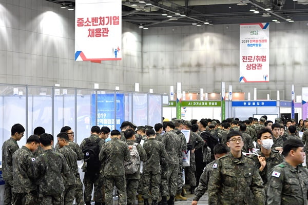 &quot;전역 전에 취업에 대한 생각 정리할 수 있었어요&quot;…&#39;2019 전역예정장병 취업박람회&#39;에 2만여명 전역예비 장병 몰려