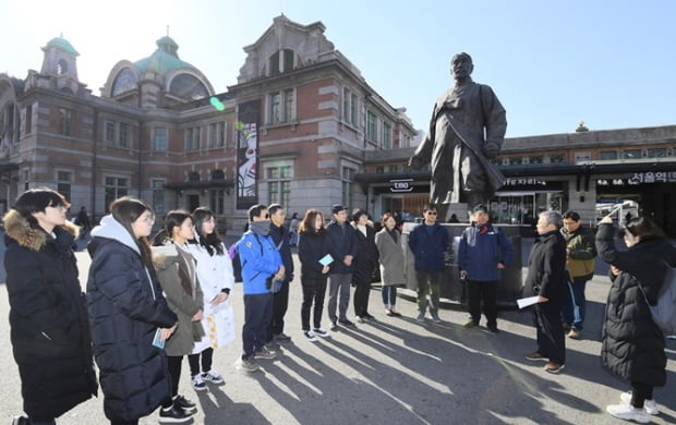 

숙명여자대학교가 3·1운동 100주년을 맞아 24일 개최한 '청파길 투어 프로그램'에 참가한 학생과 시민들이 구 서울역사의 강우규의사 동상 앞에서 설명을 듣고 있다. 투어 구간은 문화역서울284(구 서울역사)에서 시작해 만리시장, 효창공원, 백범김구기념관, 숙명여대 역사관으로 이어졌다.

강은구기자 egkang@hankyung.com

2019.1.24   