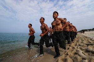 [조국을 품다, 대한민국 부사관 되기] 올해 첫 시행 '장기복무 부사관 선발제도'… 안정적인 직업 보장으로 경쟁률 '8.5대 1'로 '껑충'