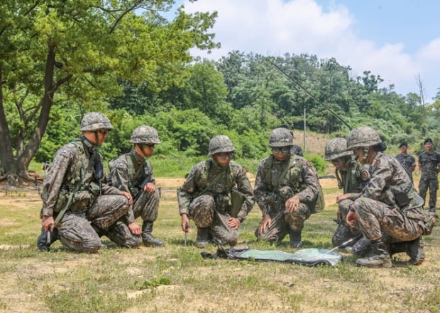 [조국을 품다, 대한민국 부사관 되기] 올해 첫 시행 ‘장기복무 부사관 선발제도’… 안정적인 직업 보장으로 경쟁률 ‘8.5대 1’로 ‘껑충’