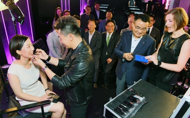 1일 서울 소공동 롯데면세점 스타라운지에서 열린 롯데면세점과 로레알그룹의 뷰티브랜드 '입생로랑'의 고객 초청행사에서 장선욱 롯데면세점 대표(오른쪽 두번째)와 에밀리 콜만 입생로랑 아시아 면세 총괄임원(첫번째)이 메이크업 시연을 보고 있다.

강은구기자 egkang@hankyung.com

2018.8.1   