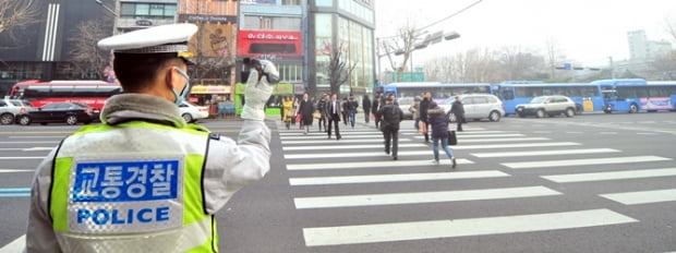 교차로 꼬리물기 집중단속이 실시된 1일 서울 종로2가에서 교통경찰이 캠코더로 단속하고 있다.
20100201............