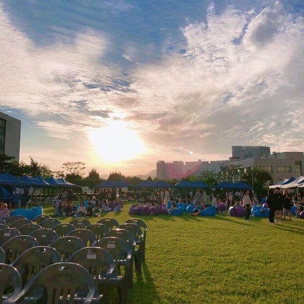 연예인, 주점 없는 성신여대 축제 직접 가보니···&#39;외부인 출입없어 교내 깔끔, 재미와 의미 더 해 만족&#39;