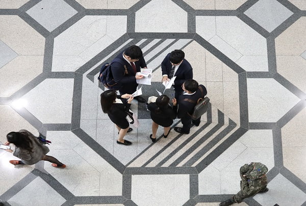 <YONHAP PHOTO-3669> '취업의 꿈을 위한 대화'
    (서울=연합뉴스) 김도훈 기자 = 31일 서울 강남구 코엑스에서 열린 '2017 함께 성장 중소벤처 일자리박람회'를 찾은 구직자들이 이야기를 나누고 있다.
    이번 박람회는 현장 채용 160개 기업, 온라인 채용 340개 기업 등 총 500개 기업이 참가해 총 2천명 채용을 목표로 하고 있으며 청년·전역장병·경력단절여성·중장년 등 구직자 유형에 따라 4개 채용관으로 관으로 구분해 운영한다. 2017.10.31
    superdoo82@yna.co.kr/2017-10-31 13:40:09/
<저작권자 ⓒ 1980-2017 ㈜연합뉴스. 무단 전재 재배포 금지.>