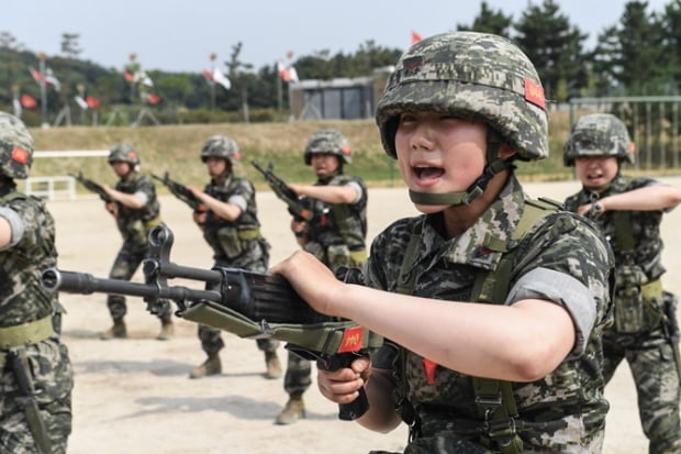 [조국을 품다, 대한민국 부사관 되기] 강인함 속에 섬세함, 여군부사관… 육아휴직 3년·탄력 근무도 가능