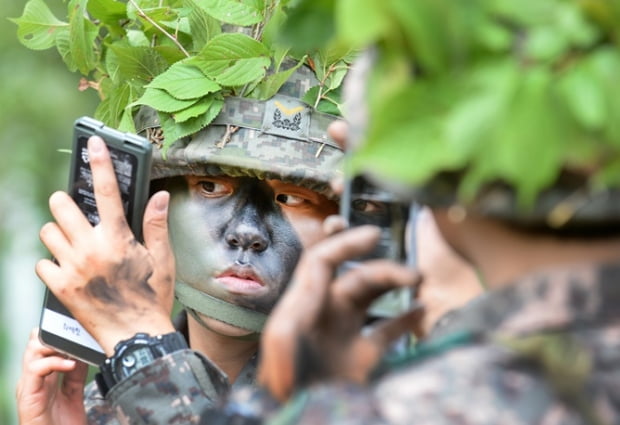 [조국을 품다, 대한민국 부사관 되기] 강인함 속에 섬세함, 여군부사관… 육아휴직 3년·탄력 근무도 가능