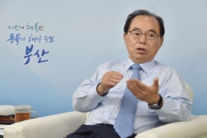 [CEO의 청춘만찬] “'우리 집안에 동직원, 순사 하나 없나' 부친 넋두리에 공직자 결심했죠.” 고철가게 출신 오거돈 부산시장