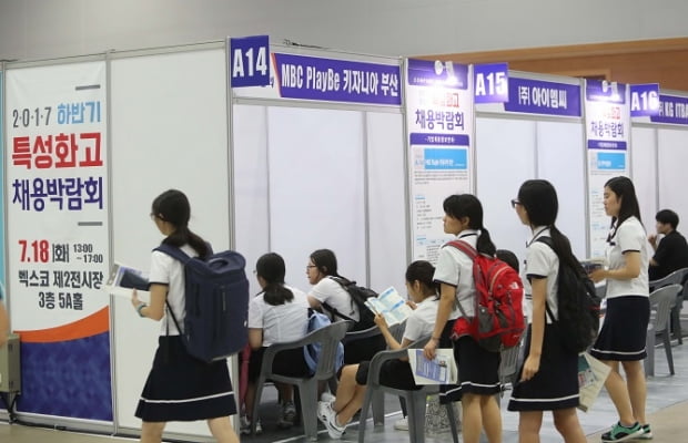 <YONHAP PHOTO-2795> 고교생 채용 면접
    (부산=연합뉴스) 조정호 기자 = 18일 오후 부산 해운대구 벡스코에서 열린 '2017 특성화고 채용박람회'에서 졸업예정자들이 현장 면접을 보고 있다. 부산시와 부산시교육청 등이 마련한 이 행사에서 80여 개 지역 우수기업이 특성화고 졸업(예정)자 2천명을 선발한다. 2017.7.18
    ccho@yna.co.kr/2017-07-18 14:32:27/Media Only
<저작권자 ⓒ 1980-2017 ㈜연합뉴스. 무단 전재 재배포 금지.>