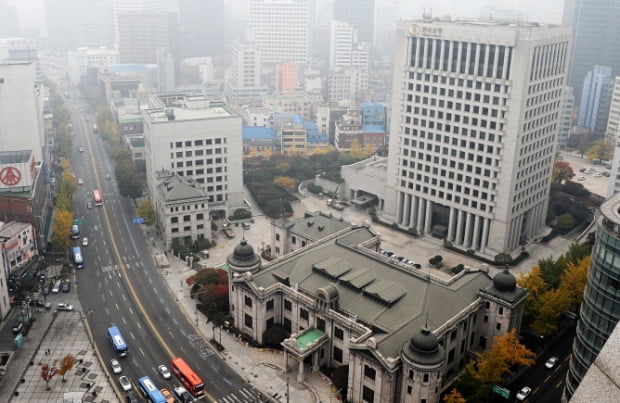 한국은행마저 청년 채용을 줄이면...