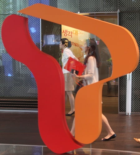 <YONHAP PHOTO-1946> SKT, 4세대 '황금주파수' 1.8㎓대역 확보
    (서울=연합뉴스) 임헌정 기자 = SK텔레콤이 KT와의 혈투 끝에 4세대 이동통신의 '황금 주파수'로 불리는 1.8㎓ 대역을 차지했다. 사진은 29일 서울 을지로 SK텔레콤 본사. 2011.8.29
    kane@yna.co.kr/2011-08-29 16:26:05/
<저작권자 ⓒ 1980-2011 ㈜연합뉴스. 무단 전재 재배포 금지.>