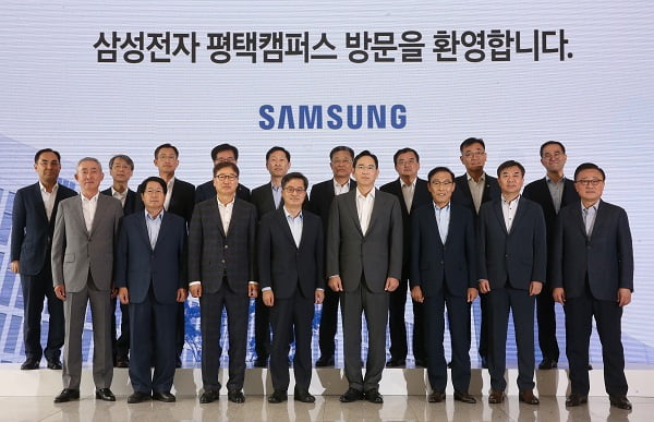 김동연 경제부총리 겸 기획재정부장관이 6일 오전 경기도 삼성전자 평택캠퍼스을 방문해 이재용 삼성전자 부회장을 비롯한 내빈들과 기념사진을 찍고 있다. 평택=김영우 기자 youngwoo@...