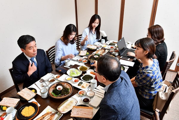 [CEO의 청춘만찬] 김동열 중소기업연구원장 “공부 힘들면 내려와 농사지어라... 아버지의 말이 자극제” 