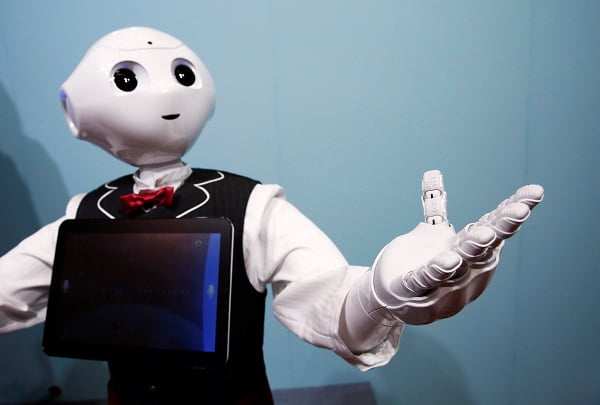 <YONHAP PHOTO-2381> SoftBank humanoid robot known as Pepper dressed as a waiter moves its hand at Pepper World 2016 Summer during SoftBank World 2016 conference in Tokyo, Japan, July 21, 2016.  REUTERS/Kim Kyung-Hoon/2016-07-21 13:49:07/
<저작권자 ⓒ 1980-2016 ㈜연합뉴스. 무단 전재 재배포 금지.>
